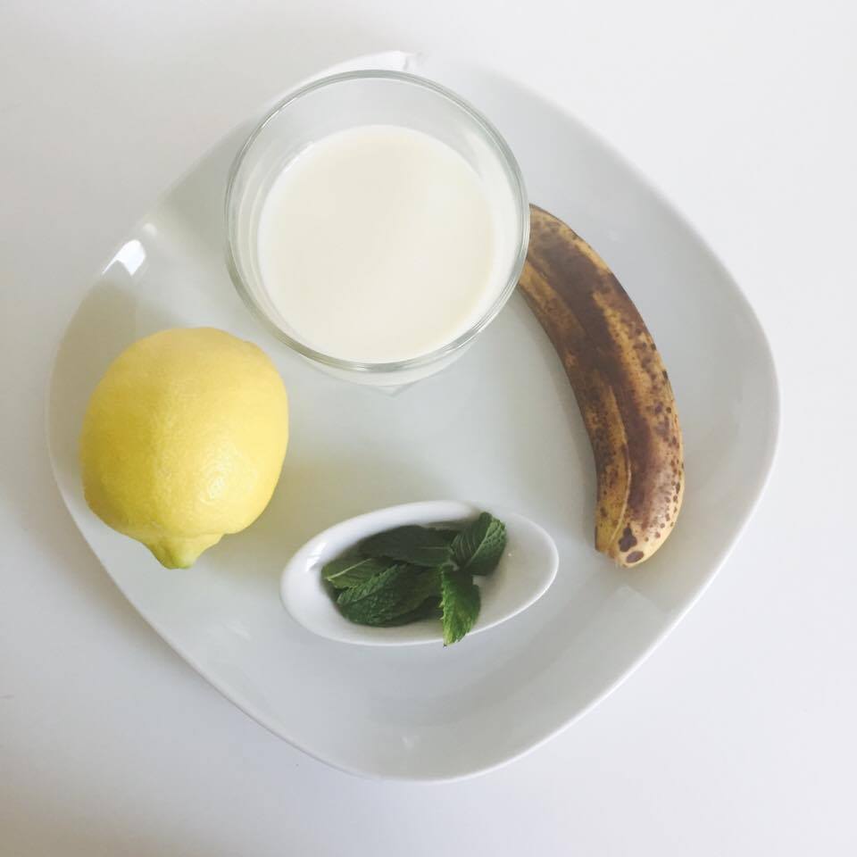 Bild von den Zutaten für Bananenmilch mit frischer Minze und Zitrone